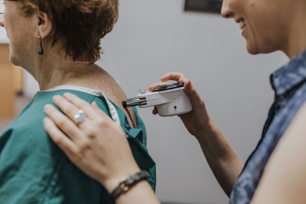 2_tech_Esther_scoping_smiling-1-1024x683 2_tech_Esther_scoping_smiling-1-1024x683